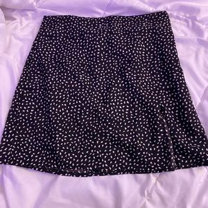 Black and white poco dot mini skirt with slit.